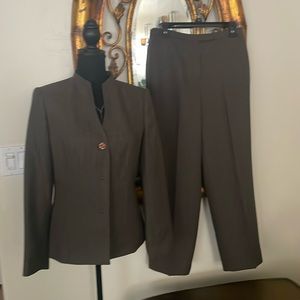 Women’s suit size 6. Like New!